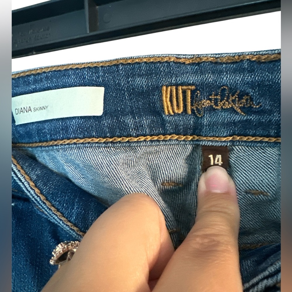 Kut from the Kloth Blue Diana Mid Rise Relaxed Fit Jeans with Dimensional Wash - Picture 2 of 6